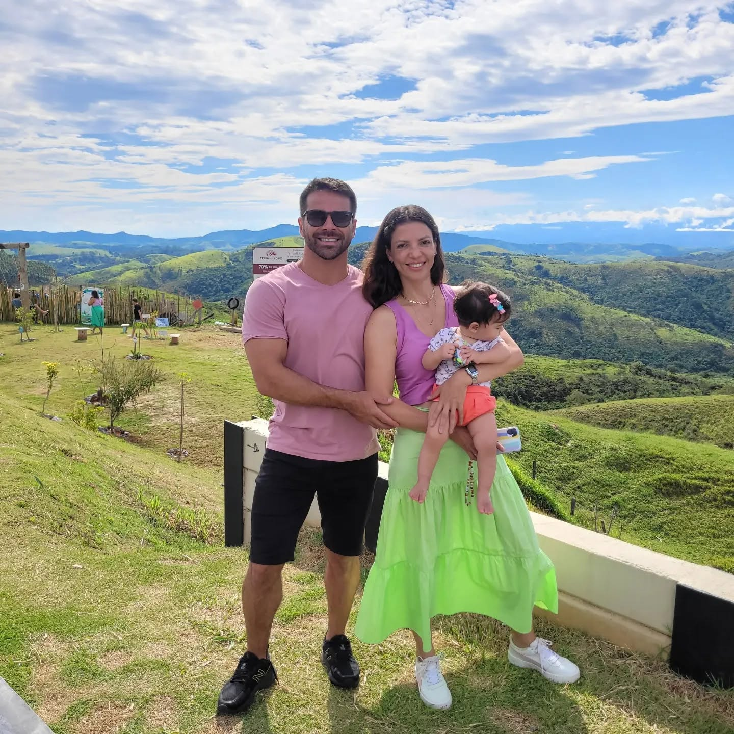 Mariano, Cyntia e a filha em uma viagem