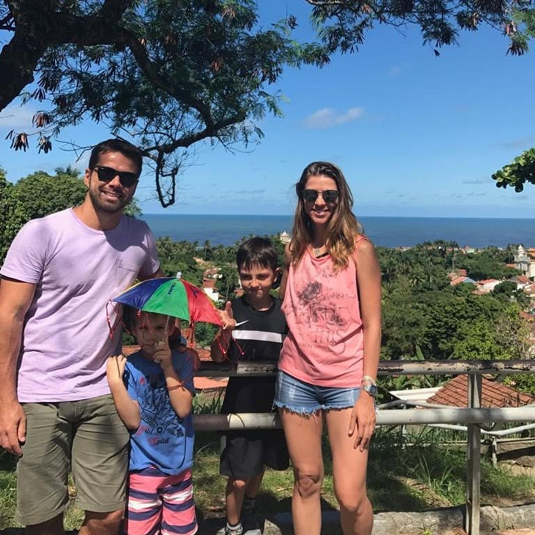 Mariano, Cyntia e os filhos em um passeio